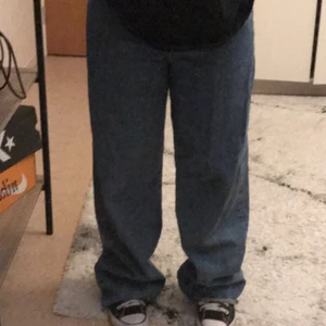 baggy jeans - baggy jeans som inte kommer till användning! bär själv strl 36 o de passar rätt så baggy så köp beroende på hur du vill ha passformen! från pull&bear, är runt 160 och de är för långa för mig