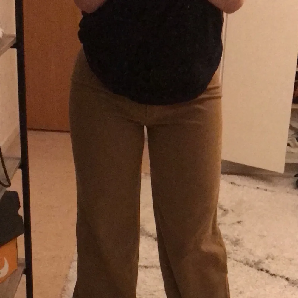 fina bruna manchester byxor  som tyvärr inte kommer till anvädna längre! står inte exakt storlek men jag har 36 och de sitter perfekt. är runt 160 men de är lite långa på mig. köpta second hand!. Jeans & Byxor.
