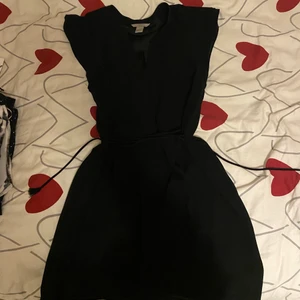 Klänning i kontorsstil✨ - Kontorsklänning från H&M✨ knyte i midjan. Räfflad fram till!