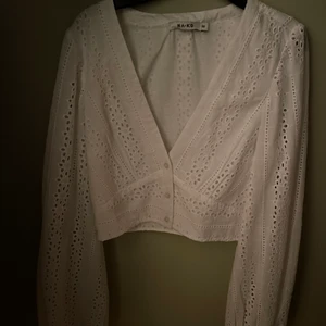 Vit blus från NA-KD - En vit söt blus från Nakd i storlek 36. Jätte söt men fick tyvärr aldrig användning för den då den blev för liten. Hoppas någon av er kan få bättre användning av denna pärla!