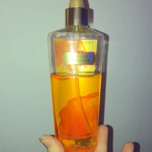 En Viktorias secret - En parfym från Viktorias secret. Fylld med mer än hälften 25 + frakt 