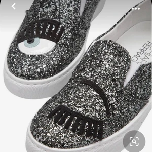  Söker! Chiara Ferragni skor - Hej! Söker Chiara Ferragni skor i storlek 36-37. Skriv gärna om ni äger ett par och vill sälja dem. Vid försäljning kan vi tillsammans komma överens om ett passande pris.