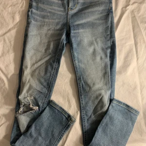 Jeans - Jeans med hål på höger knä, andvända