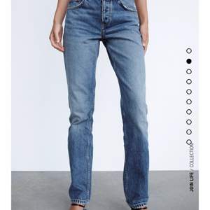 Säljer dessa blå midrise jeans, köpta på zara! Jag är ca 170 lång och bär storlek 36! Köparen står för frakten ❤️‍🔥