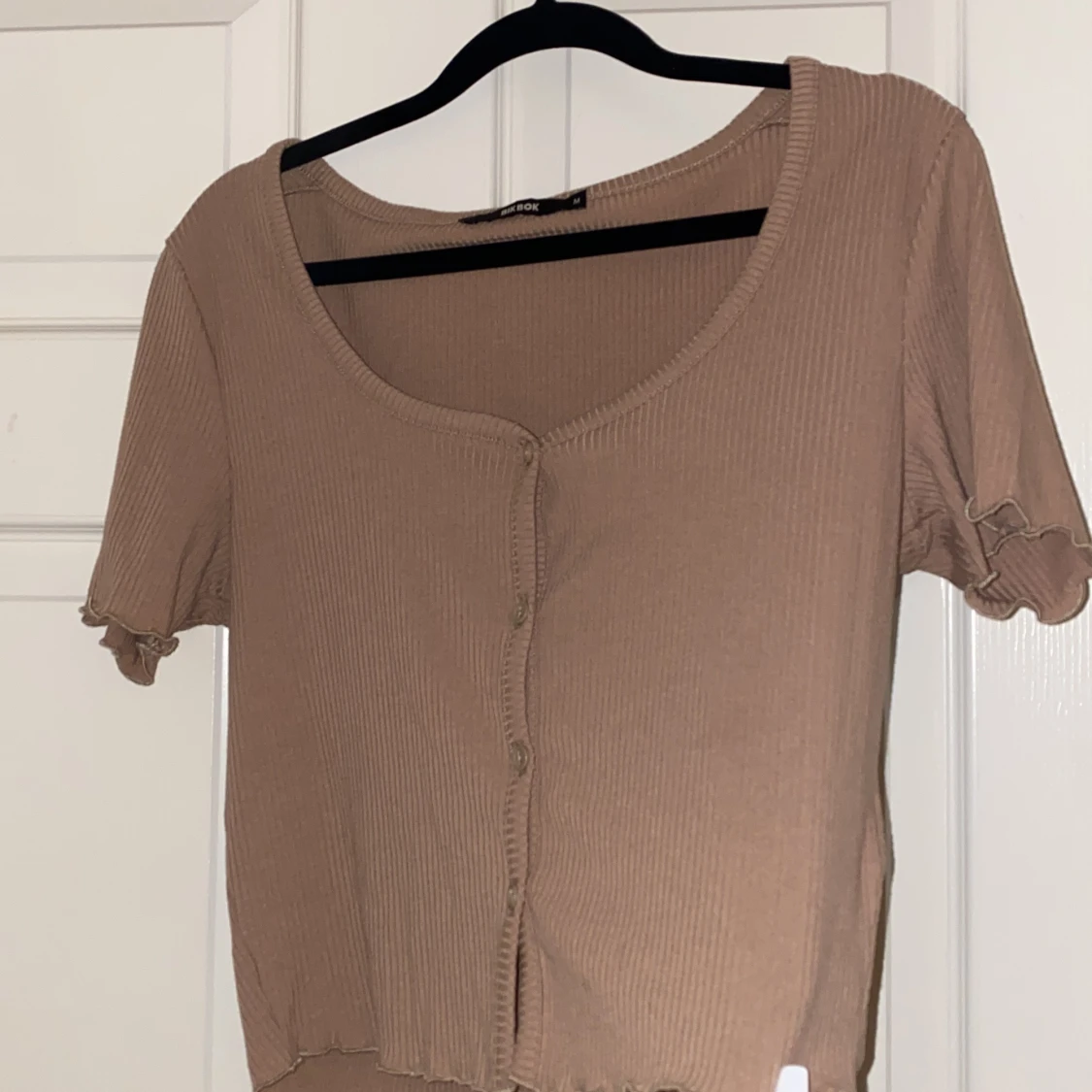 Beige topp med knappar  - 90