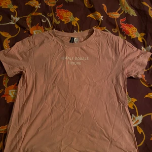 Fint skick snygg T-shirt med fint tryck - Fint skick snyggt tryck och färg på T-shirten