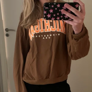 Brun collegetröja med tryck - Brun collegetröja tröja, knappt använd! 