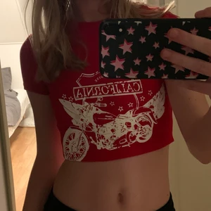 croptop  - röd croptop med tryck 👌🏼