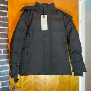 Canada goose i storlek m  - Har en jacka som e ny. Vill du Hamberg bilder så skriv bara till mig  