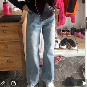 Blåa jeans monki - Hej, säljer dessa blåa monki jeans i modellen yoko, strl 24/25 men passar xs/s, bra skick, inga fläckar osv, 200kr inkl frakt, nypris 399