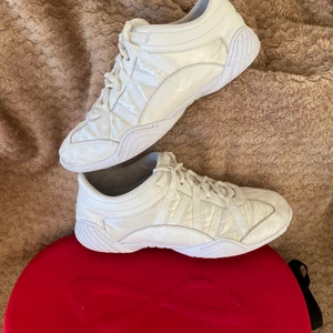 Cheerleadingskor - Säljer cheerleadingskor i märket Nfinity. Dem är använda men fortfarande i väldigt bra skick. Skorna är inköpta för ca 1 år sedan och inköpspriset var runt 1000 kronor. Dem är i storlek 9 vilket motsvarar 39-40. Skriv vid frågor.