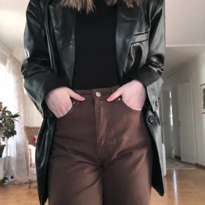 PU kavaj från NA-KD - Helt ny pu-kavaj (fejk-läder) från NA-KD. Svart, storlek 36 och sitter lite oversize. Lappen finns kvar! Originalpris från sidan är 800kr. Säljer då den tyvärr inte passade mig. Köpare står för frakt. Skickar gärna fler bilder om man vill!