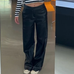 Zara skinnbyxor - Asnice skinnbyxor ifrån zara! Kommer tyvärr inte till användning, så jättefint skick… xs men skulle säga att de även passar s