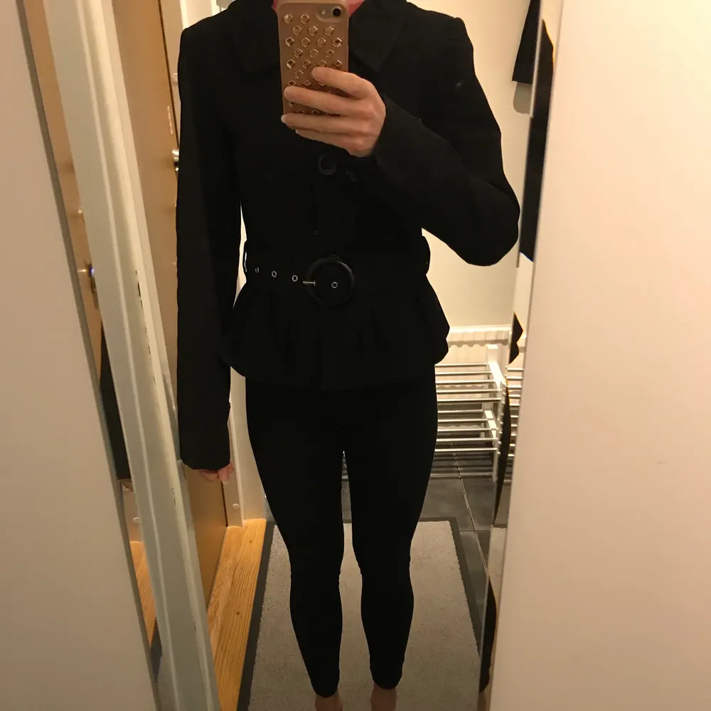 Svart jacka med snyggt skärp i midjan från Cubus. Är i strl 34. Använd men fint skick. Köparen står för eventuell frakt. . Takit.
