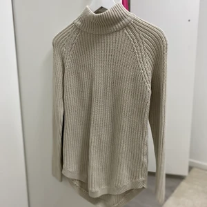 Stickad beige  - Säljer denna stickade tröja från Ginatricot i storlek ca men passar även S. Super fin till ett par skin byxor. Frakt priset kan variera beroende på vilket paket plager får plats i ❤️