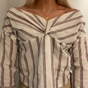 Topp - Topp i skjortmaterial! Faller precis på axlarna, vilket är så fint!🥰 Använt fåtal gånger! Frakt +66kr