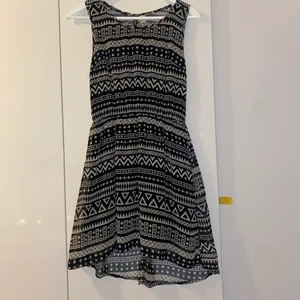 Klänning - Klänning med fint mönster