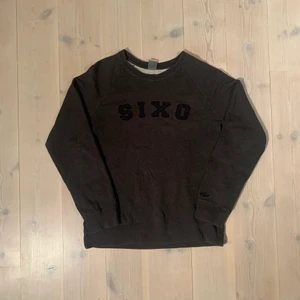 Vintage Nike SIXO sweatshirt  - Väldigt ovanlig utgåva från Nike!, Skick: 8/10 inga fel vad jag kan se!, storlek L sitter som en boxy M!