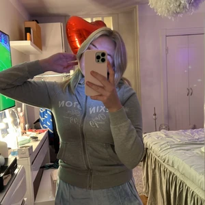 Lexington kofta - Säljer denna snygga kofta eftersom den är för liten för mig! Den är i bra skick men snörena fattas på den tyvärr. Passar även storlek S 💖