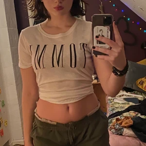 T-shirt - Clean t-shirt från the one and only Tommy Hilfiger💸 köpt på Urban outfitters för några år sen men använder den inte tillräckligt mycket☹️ still very snygg🥸❤️‍🩹