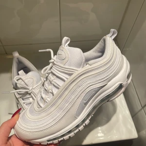 Nike Air Max 47 - Nike Air Max 47, använda en gång. Säljes på grund av fel storlek. Nypris 1500kr