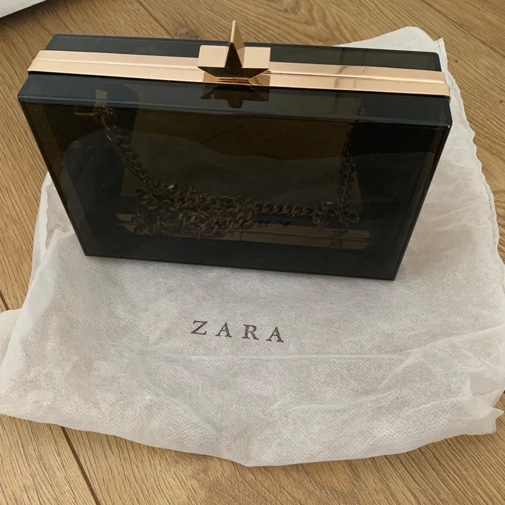 Zara transparent clutch ask for more pics. Väskor.