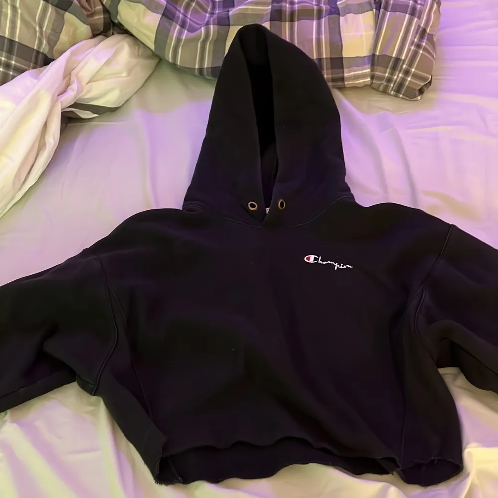 Säljer denna snygga champion hoodie eftersom den kommer inte till så mycket användning och rensar garderoben 💓. Tröjor & Koftor.