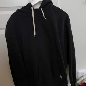En oversize svart hoodie 