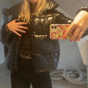 Save the duck ”ISLA” jacka svart  - Säljer denna eftertraktade jacka från save the duck som köptes för 2900kr. Säljer pga att den ej kommit till användning och därmed fint skick! Storlek 3 vilket motsvarar S-M. Perfekt nu till vintern!❄️