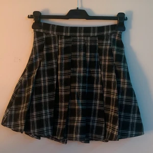 svart rutig minikjol - jättefin kjol!! :)