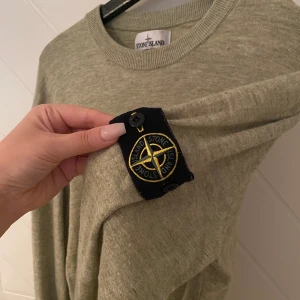 Fin grön Stone Island tröja! - Fin grön Stone Island tröja i fint skick. Storlek large men funkar även som en medium. Avtagbart märke på armen. 