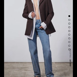 zara the midrise straight - ett par straight midrise jeans från zara i storlek 38 som jag säljer då de var ett spontan köp. slutsålda i denna storlek samt flera. köptes för 199kr på rea därav det priset, original pris 399kr. budgivning kan startas om det är flera som är intreserade.