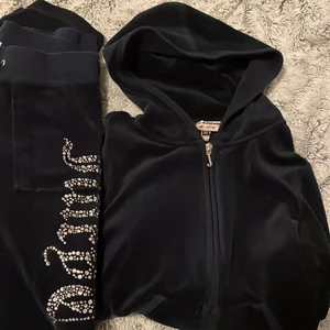 Juicy couture dress storlek xs - Jag säljer nu min jucie dress . Nästan som ny då jag bara använt den ett fåtal gånger. Färgen är marinblå, storleken är xs men passar även storlek S