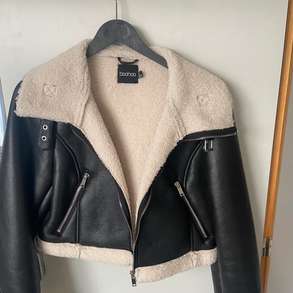 SÅ SNYGG shearling jacket med massa coola detaljer!!!!🕺🏼✌🏽💖 Köpt på Sellpy men ursprungligen från Boohoo🦖🦖Frakten kommer vara spårbar💕📦. Jackor.
