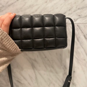 H&M väska  - Hejjj säljer den fina väska.Väldigt bra i sick använda ungefär 2-3 gånger Max, den är hel svart med med stora rutor och en lång svart band med en sliver knapp.den verkligen så fin väska inte för mig men är säker att denna väska skulle passa dig helt ut märkte skriv för intresserad priser ändras ( billigare enbart) ha fil kväll/dag💓 ny pris 69