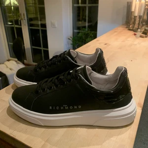 John Richmond skor storlek 40.  - Svarta John richmond skor. Mycket gott skick, använda två gånger. Säljes pga att de är för små i storlek för mig. Nypris 2370kr. Kan mötas upp eller posta. Kan eventuell gå ner i pris vid snabb affär. 