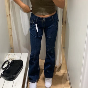 BRANDY MELVILLE JEANS - säljer pågrund av att jag inte använder de längre. köpte de i sommras använda max 4 gånger. väldigt bra skick, jag är 166cm och längden är perfekt. säljer för 300kr, priset kan diskuteras💕