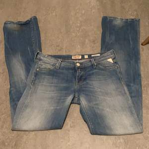 Snygga lågmidjade jeans köpta på sellpy, de är i gott skick och använda fåtal gånger🥰 släljs då de ej används❤️