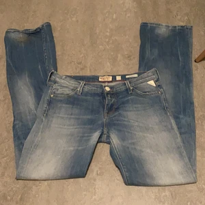 Replay jeans - Snygga lågmidjade jeans köpta på sellpy, de är i gott skick och använda fåtal gånger🥰 släljs då de ej används❤️