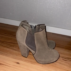 Klackskor  - Säljer dessa klackar från tiamo. Fick dem i present från USA, knappt använda, fint skick på dem. Storlek: 38 Pris kan diskuteras. För mer information kontakta mig gärna😊