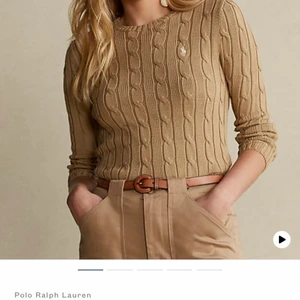 Polo Ralph Lauren Cable-Knit Jumper - En stilren tjocktröja i en mörkare beige färg. Storlek L på lappen men skulle säga att den är en lite oversized S och passar M också. Använt 1-2 gånger så absolut i nyskick. Ursprungspris 145 €🤎🤎