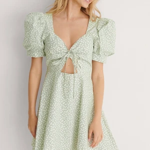 Jätte fin midsommar klänning från nakd!  - Aldrig använt och prislappen finns kvar! 