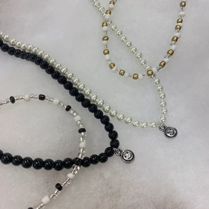 Pärlhalsband  - Detta är en bild på några av provexemplaren som kan kommas sälja i början av december! Håll utkik ⚡️