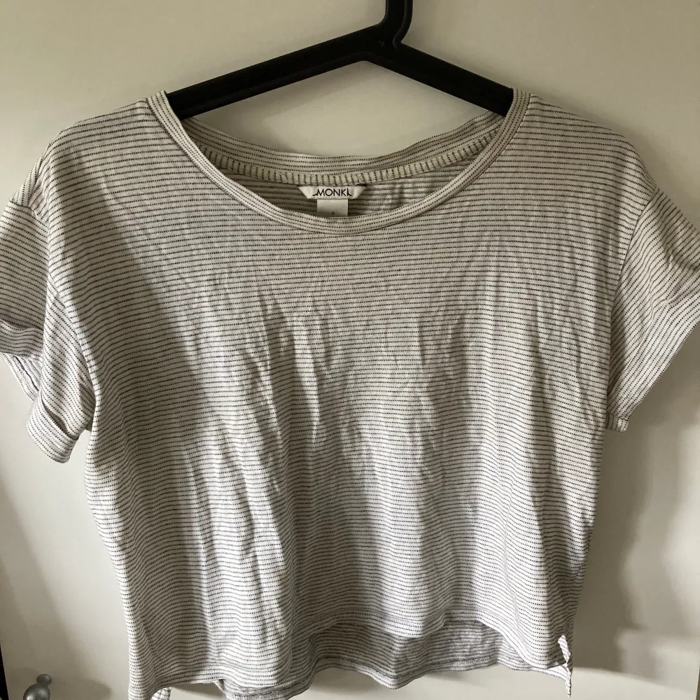 En grå t shirt från Monki i storlek S. T-shirts.