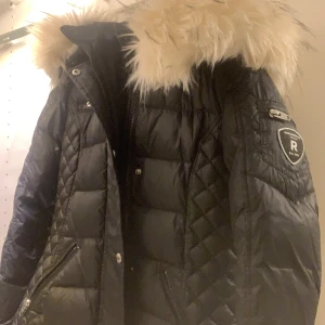 RockandBlue jacka med vit päls - Köpte den här jackan för ungefär 8 månader sedan. Använde den lite under vintern. Säljer den pga att jag har bytt stil men den är i väldigt gått skick! Pris kan diskuteras, kontakta för fler bilderrrr😛✌🏽 denna jacka är xs/s men passar även m!