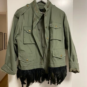 Jacka zara - Grön jeansjacka från zara med as coola fjädrar nertill, storlek S passar xs-m