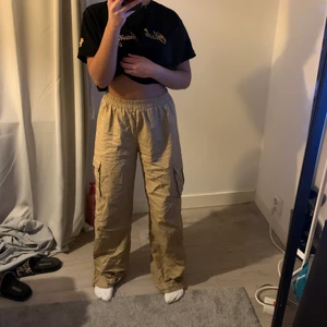 Cargopants stl S - Köpta från prettylittlething. Fraktar gärna😊