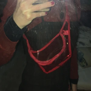 Väska, Röd - Röd ”midjeväska” i nyskick