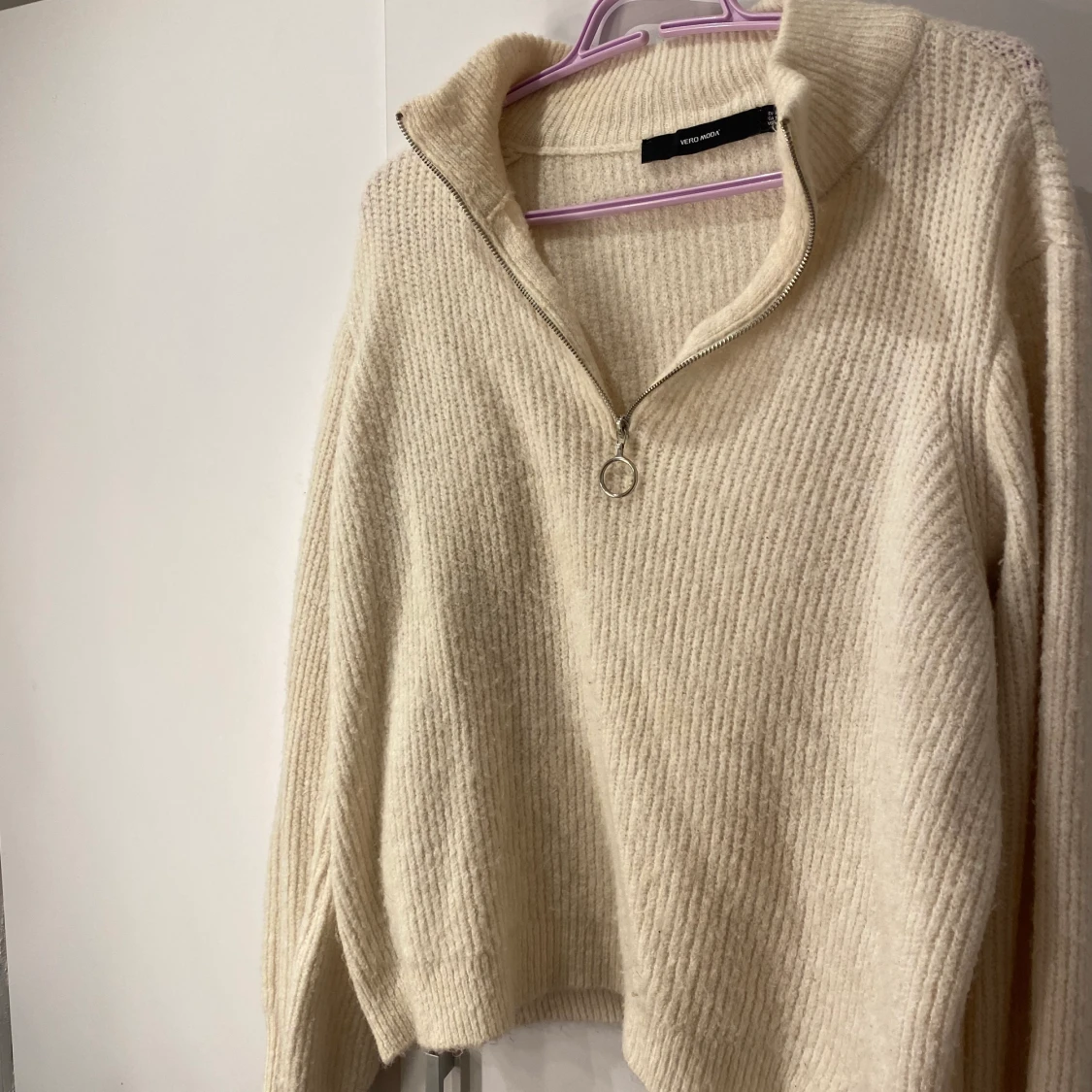 benvit stickad tröja med dragkedja krage