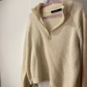 benvit stickad tröja med dragkedja krage - Jätte fin och mysig stickad benvit tröja. storlek L men sitter bra på mig som brukar ha S då den är lite oversized då. jätte fin till jeans eller kjol & inte använd många gånger ca 3 ggr! pris kan diskuteras